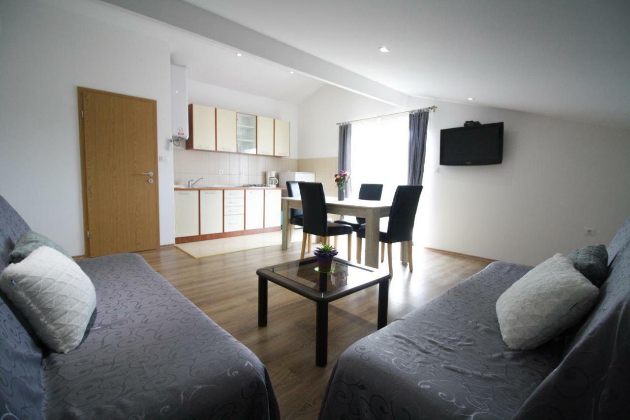 Sebi Apartment 300 M From Beach Ровин Екстериор снимка