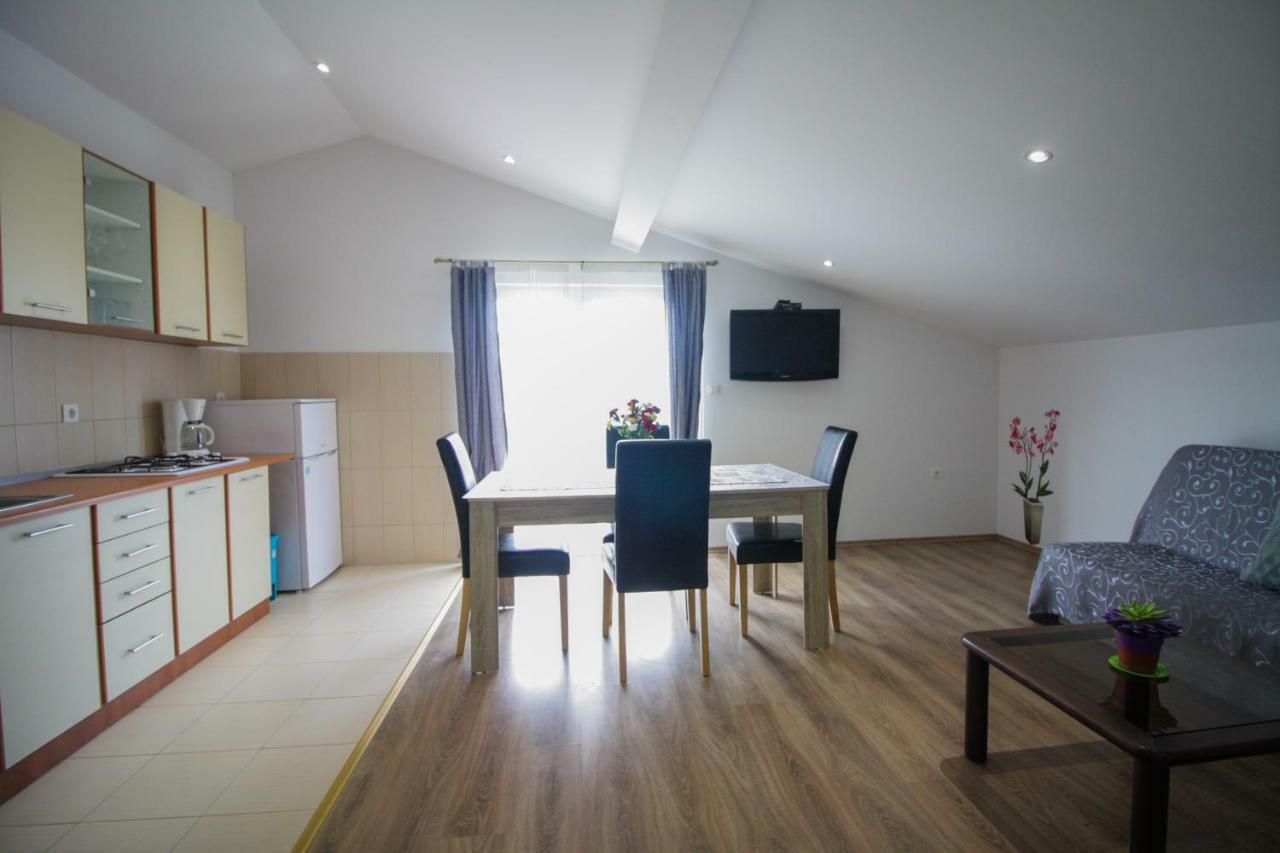 Sebi Apartment 300 M From Beach Ровин Екстериор снимка