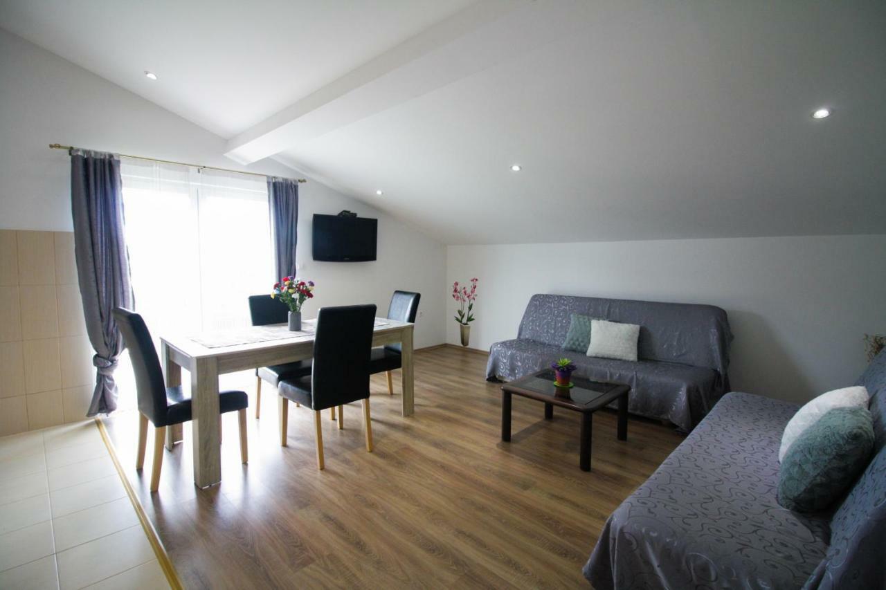 Sebi Apartment 300 M From Beach Ровин Екстериор снимка