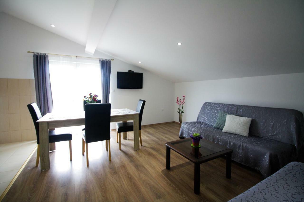 Sebi Apartment 300 M From Beach Ровин Екстериор снимка