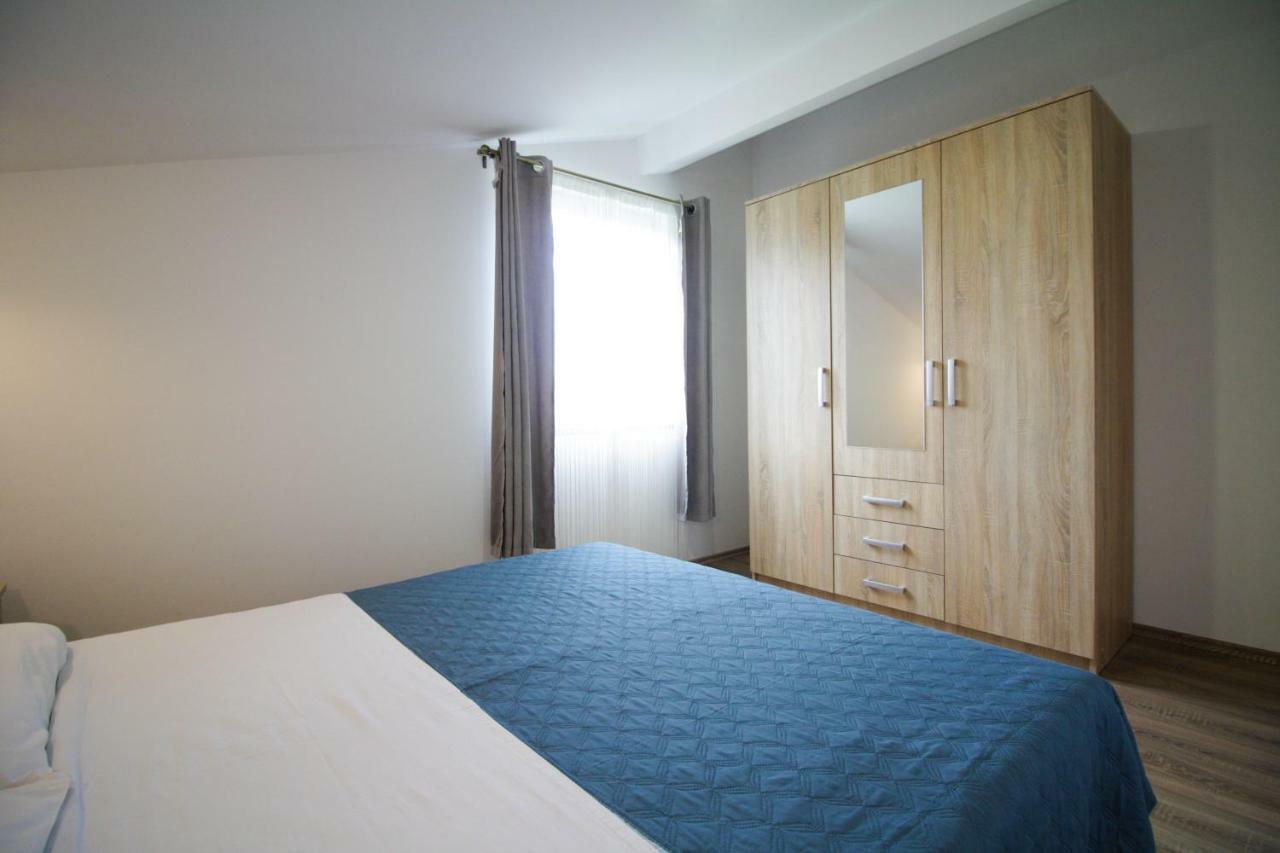 Sebi Apartment 300 M From Beach Ровин Екстериор снимка